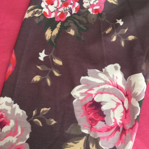 🎉 XL Raglan Style Floral Tee - Picture 3 of 6